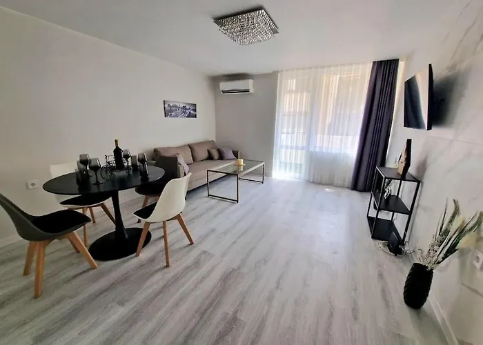 Central Luxe - Elisha * 瓦爾納