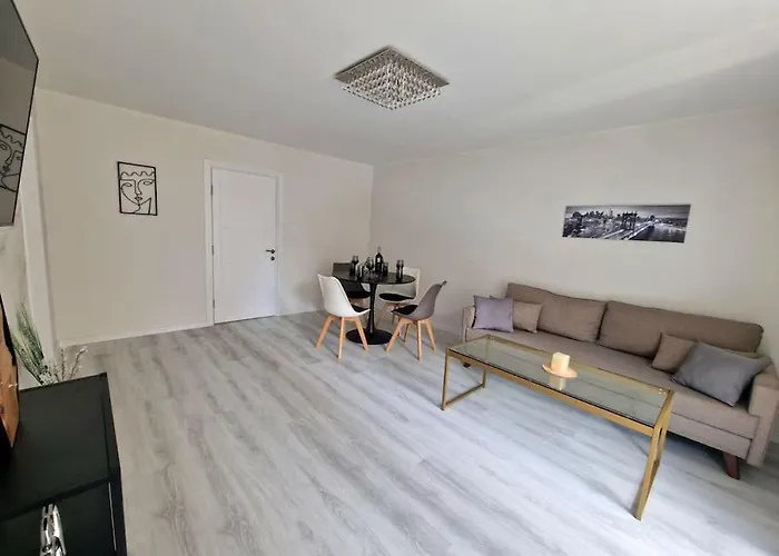 Central Luxe - Elisha * 瓦爾納