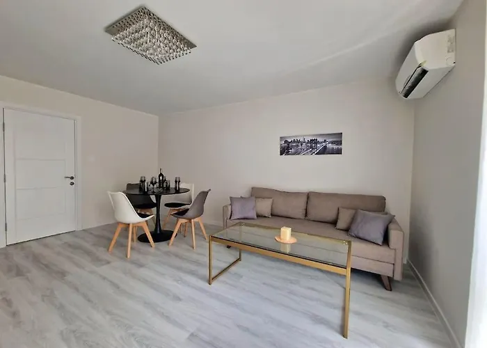 Central Luxe - Elisha 瓦爾納