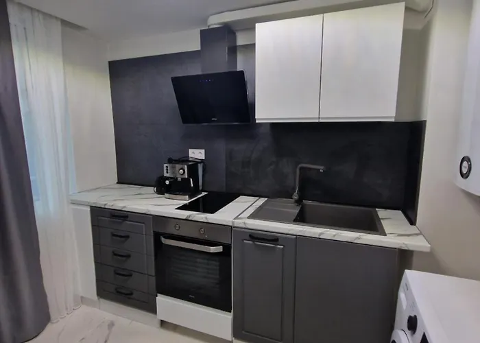 Central Luxe - Elisha * 瓦爾納